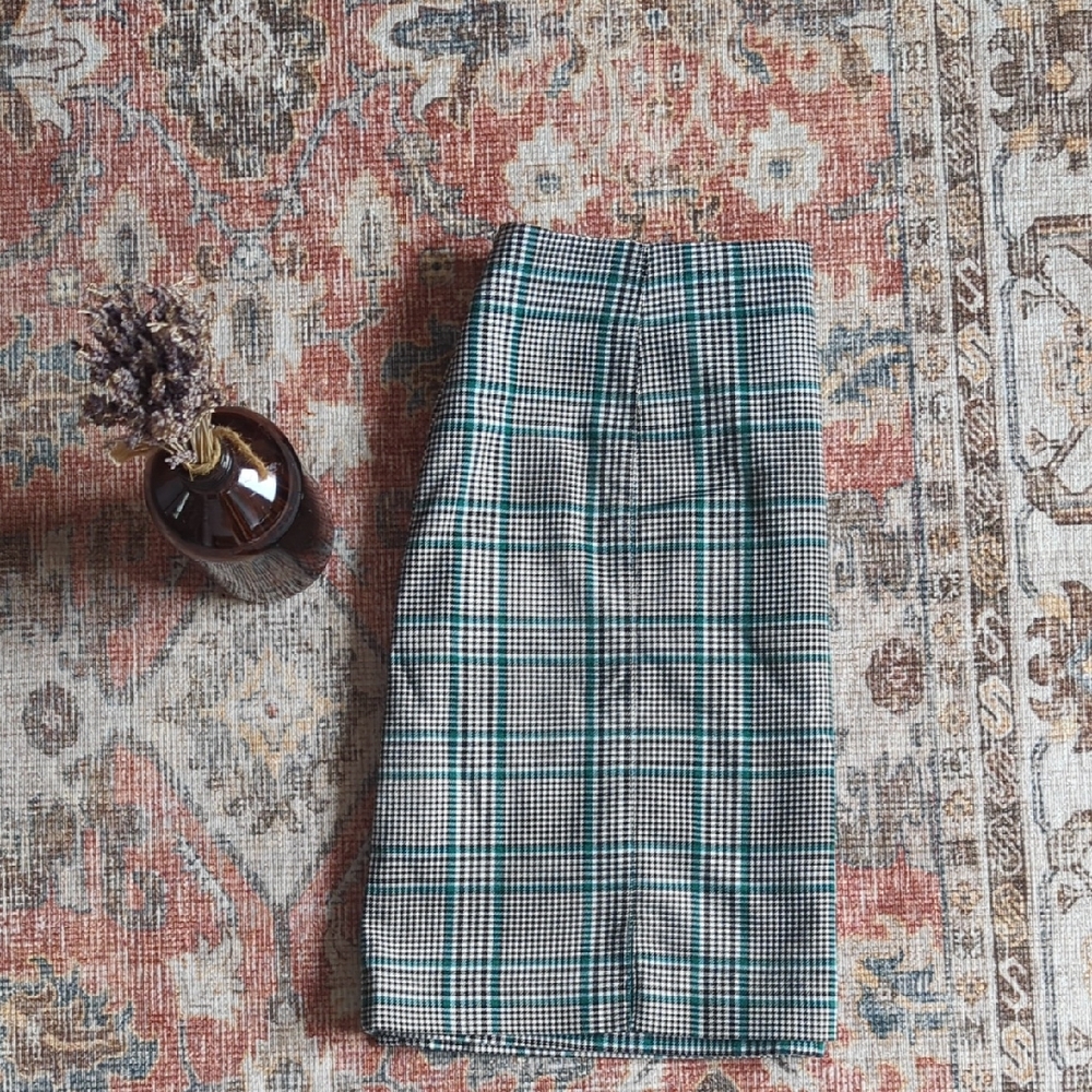 Elegant Checkered Pencil Skirt in Green and Black